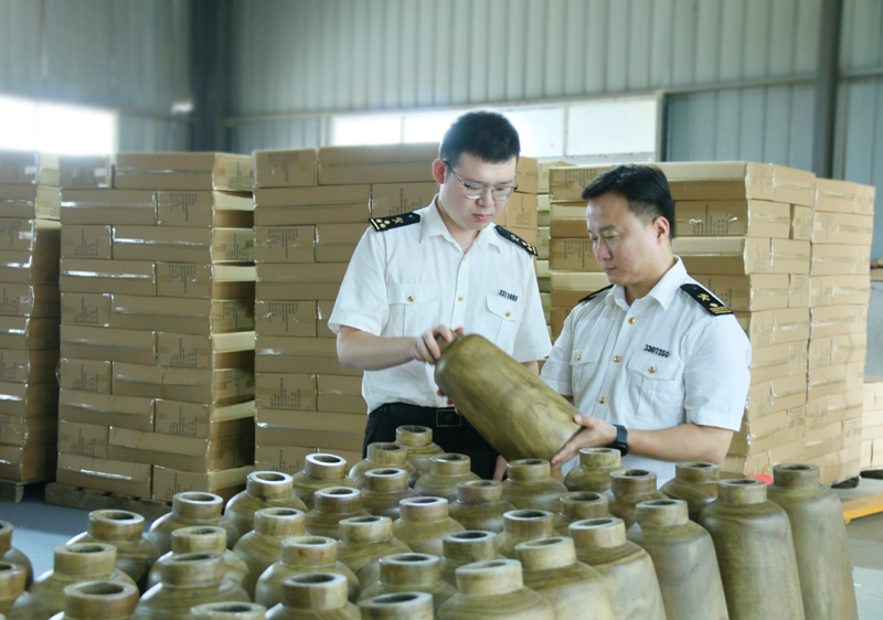 阜阳海关关员对出口竹木草企业开展现场核查